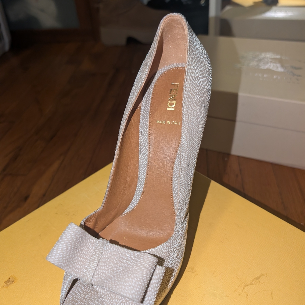 Fendi Women's Gray Bow Detail Pumps